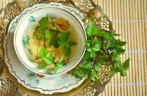 6 Benefícios do Chá de Hortelã para Idosos